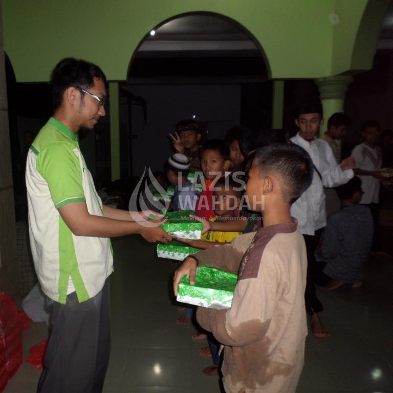 LAZIS Wahdah Salurkan Bingkisan Ramadhan Untuk Anak Yatim dan Pemulung 2