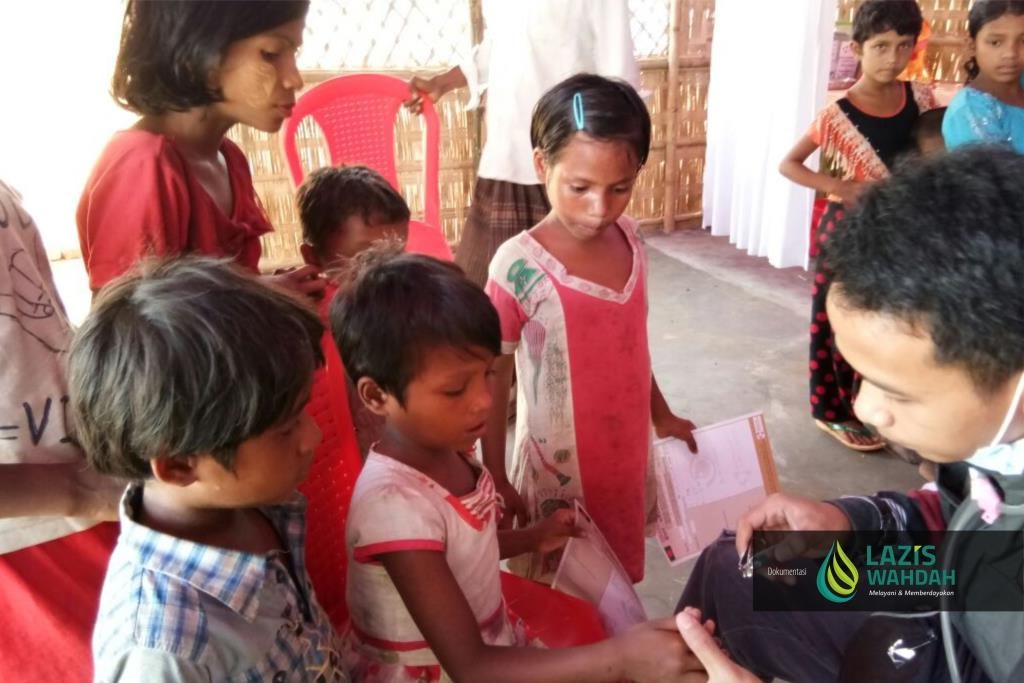 LAZIS Wahdah - Dokter Wahdah Islamiyah Ini Ajari Anak-Anak Rohingya Soal Kebersihan Kuku 3