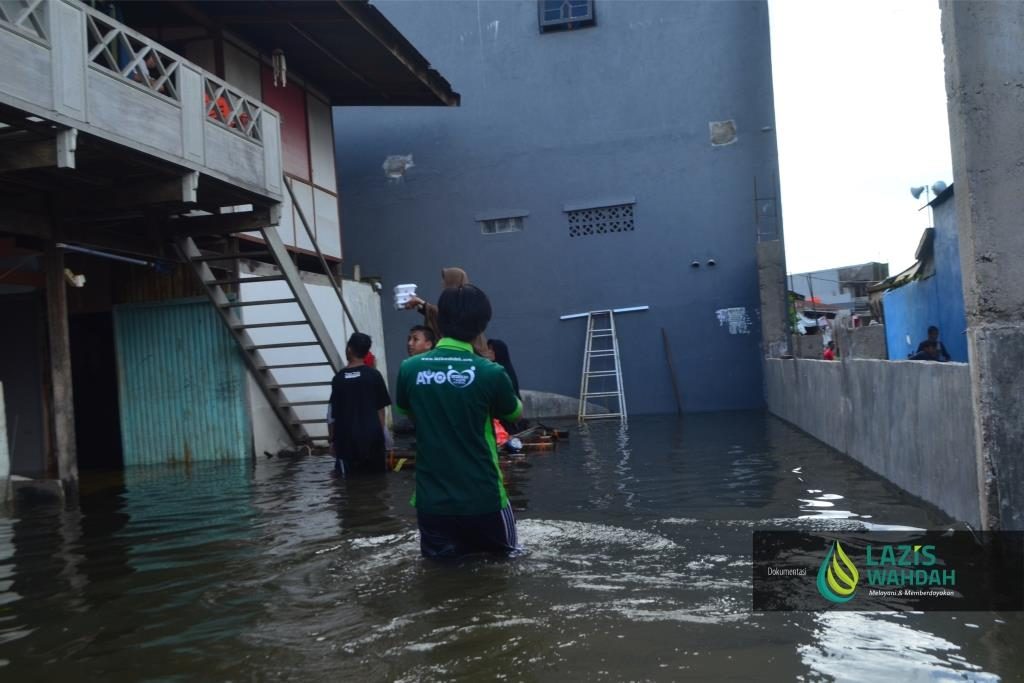 LAZIS Wahdah Peduli Banjir Makassar 9