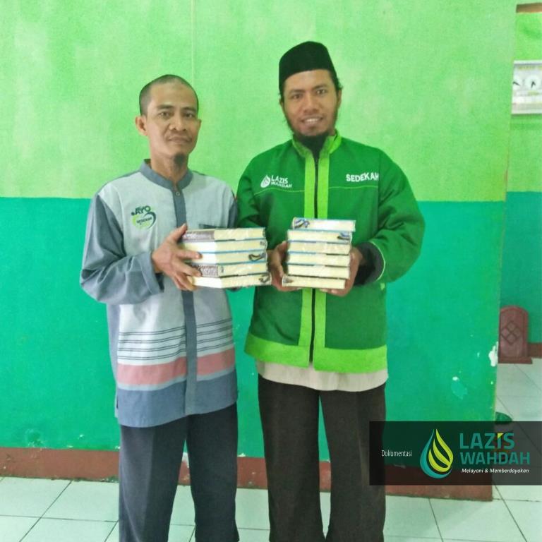 LAZIS Wahdah Salurkan Mushaf Al-Quran di Masjid Asma Bin Abu Bakar Maros