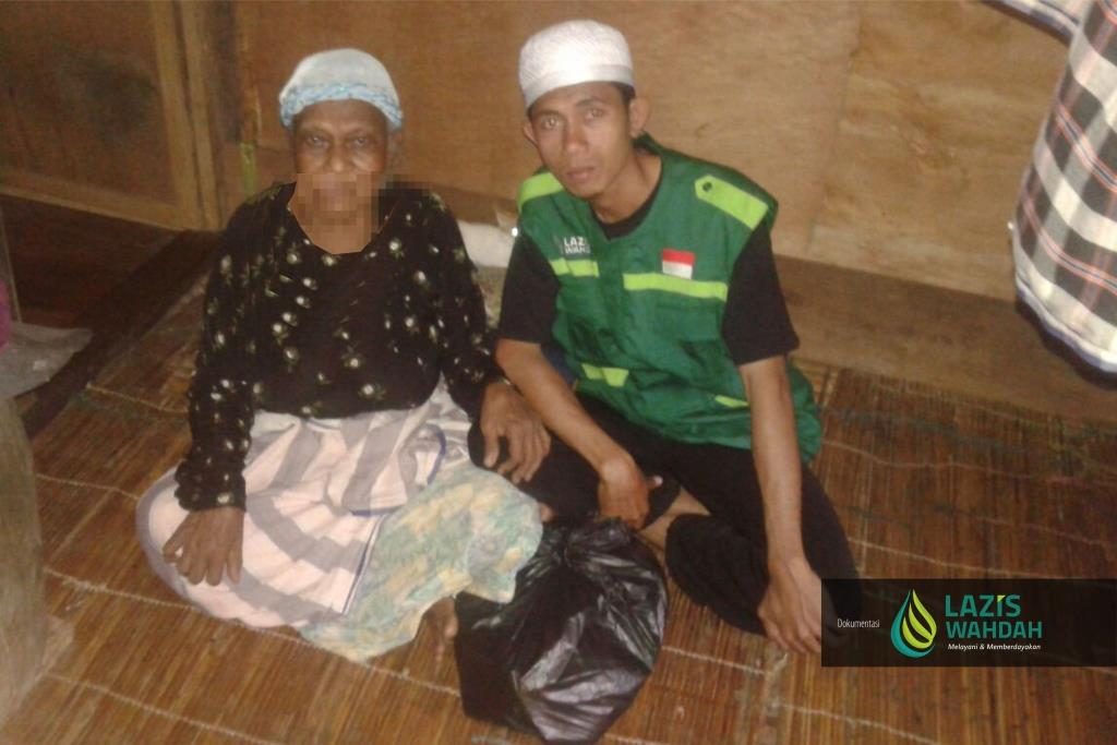 LAZIS Wahdah - Hidup Berdua dengan Cucu, Nenek Lumpuh Ini Dapat Santunan Dhuafa