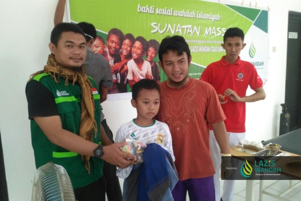 Sunnatan Massal LAZIS Wahdah Ceriakan Anak Kurang Mampu di Kecamatan Una-Una 2