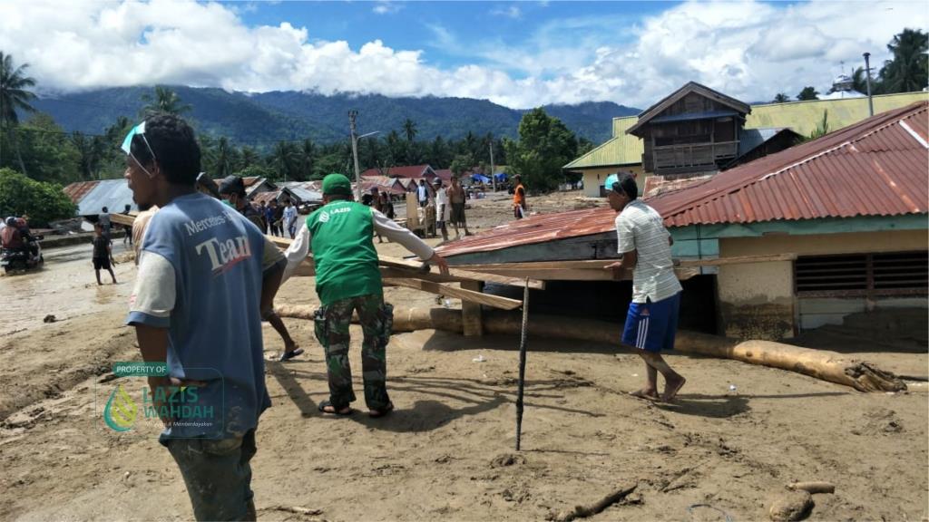 Banjir Bandang Hantam Desa Bangga, LAZIS Wahdah Lakukan Proses Evakuasi