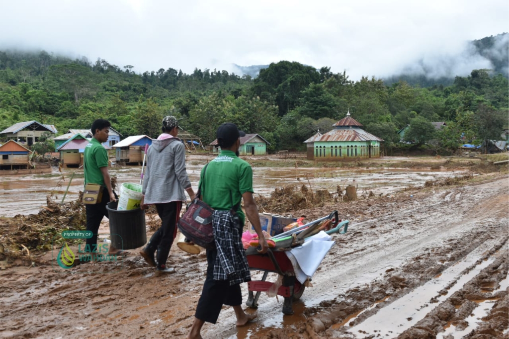 Bersama Warga, Relawan LAZIS Wahdah Bersihkan Masjid Pasca Banjir ...