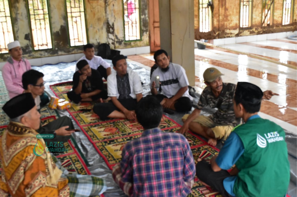 Bersama Warga, Relawan LAZIS Wahdah Bersihkan Masjid Pasca Banjir ...