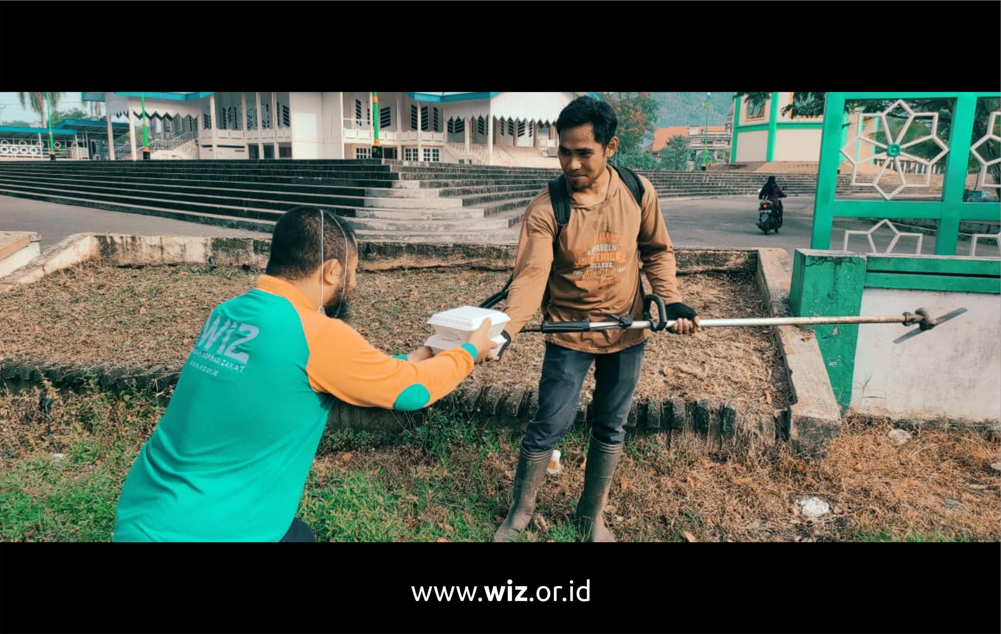 Relawan WIZ Berbagi Makanan Ke Petugas Kebersihan Dan Dhuafa Di ...