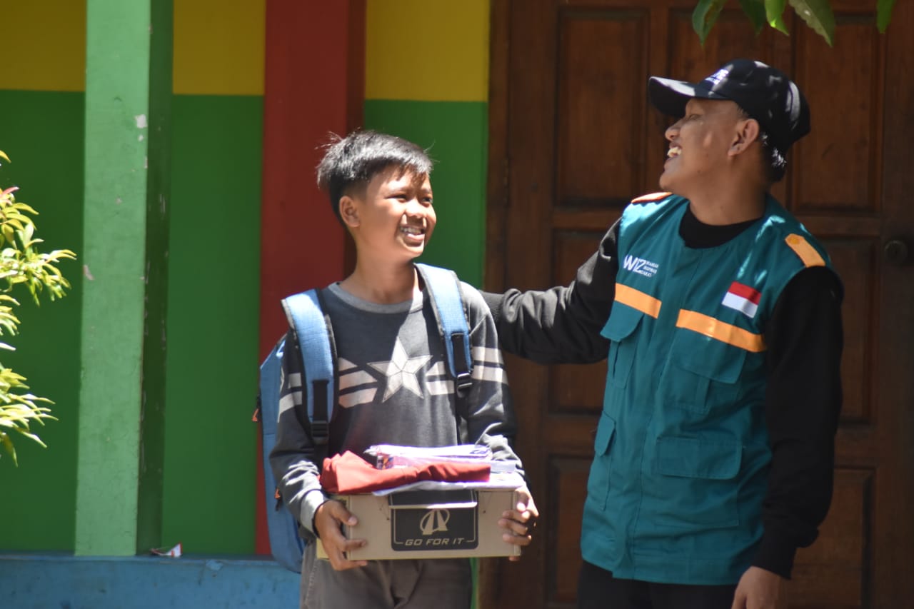 anak pengungsi semeru - belanja perlengkapan sekolah - wahdah inspirasi zakat