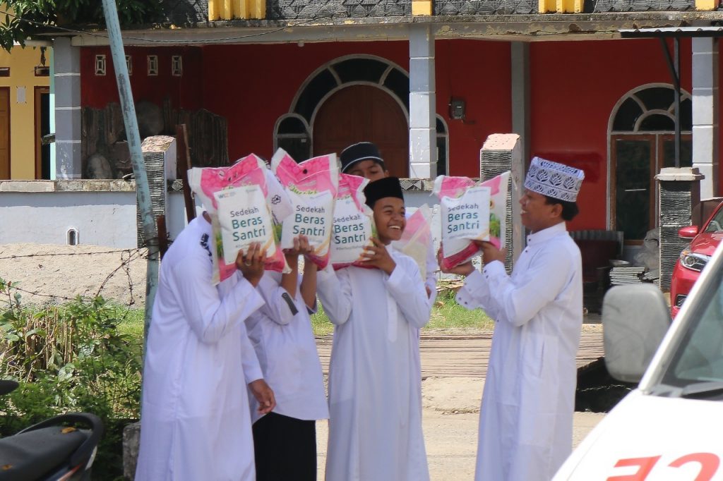 3. Sedekah Beras Santri - Maros - Wahdah Inspirasi Zakat