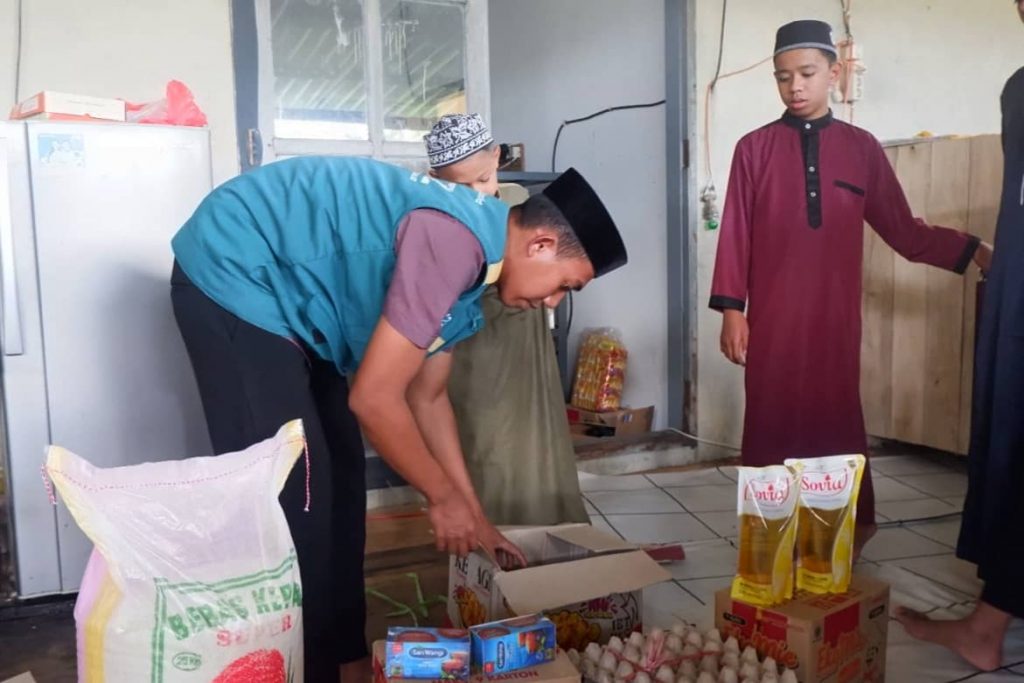 sedekah Beras Santri - Wahdah Inspirasi Zakat - Wajo