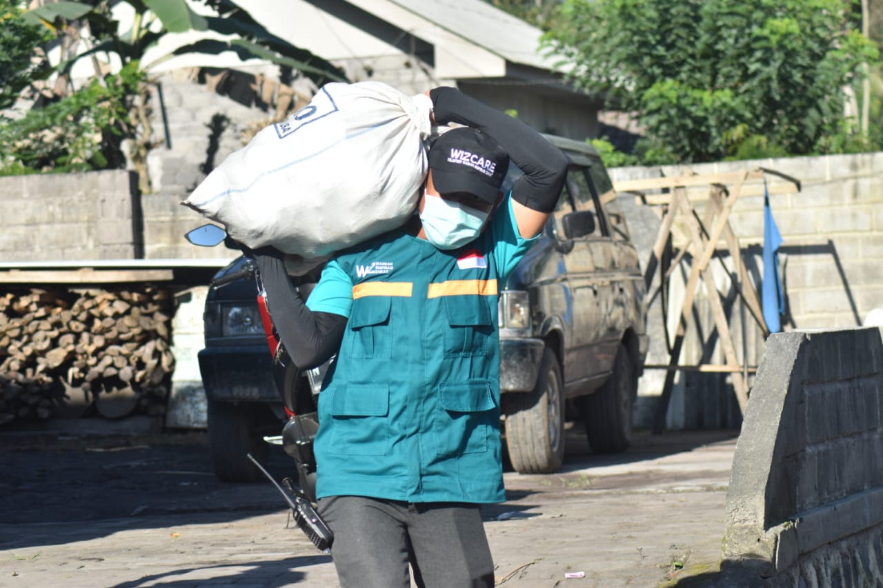 Bantuan Logistik Korban Erupsi Semeru