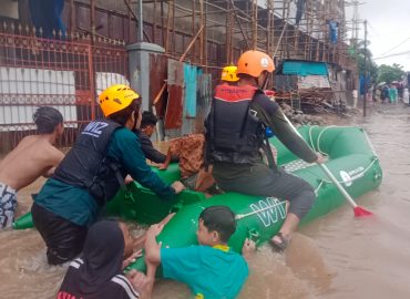 Evakuasi Korban Banjir Makassar - Wahdah Inspirasi Zakat -8