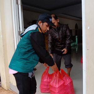 WIZ Salurkan Bantuan Makanan Untuk Korban Banjir Makassar