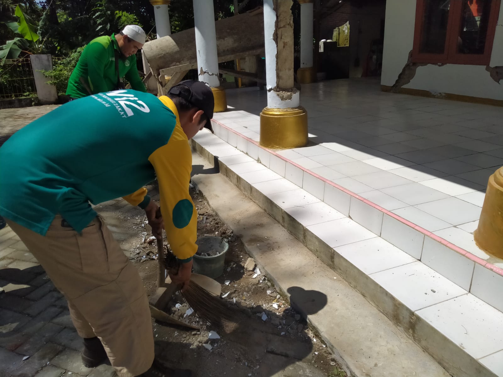 relawan wahdah bersihkan puing pasca gempa banten