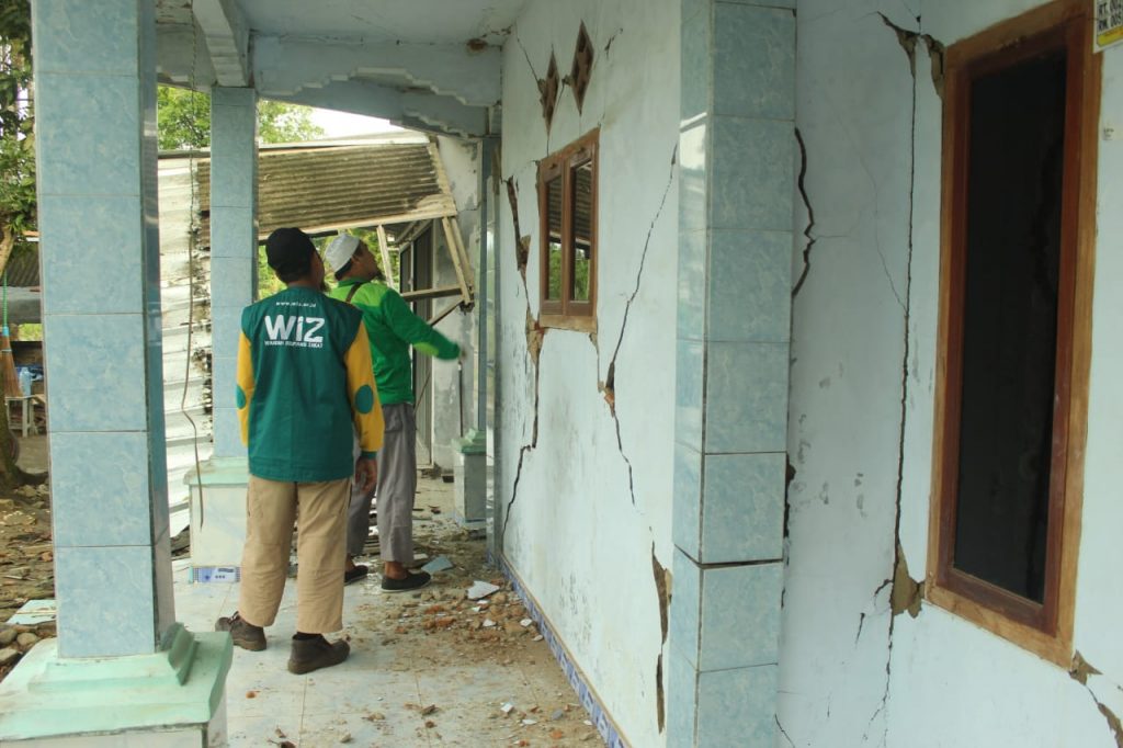 relawan wahdah bersihkan puing pasca gempa banten