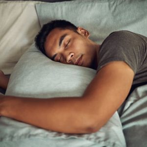 Ilustrasi manfaat tidur miring ke kanan