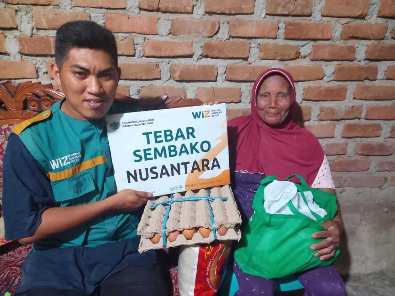 LAZNAS WIZ Poso Bantu Ibu Natlin Dalam Program Tebar Sembako Nusantara