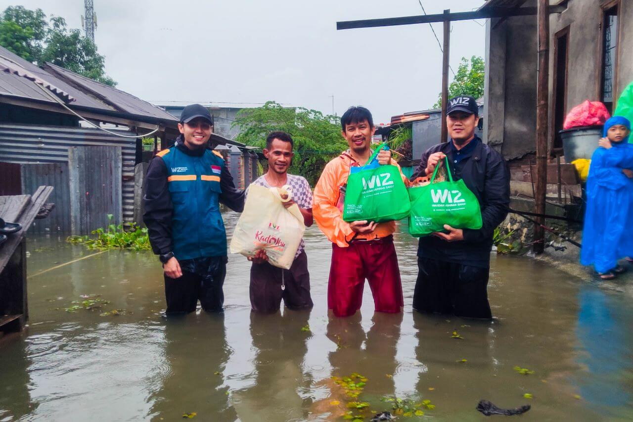 Respon Banjir Makassar, Relawan Bagikan Logistik Untuk Warga