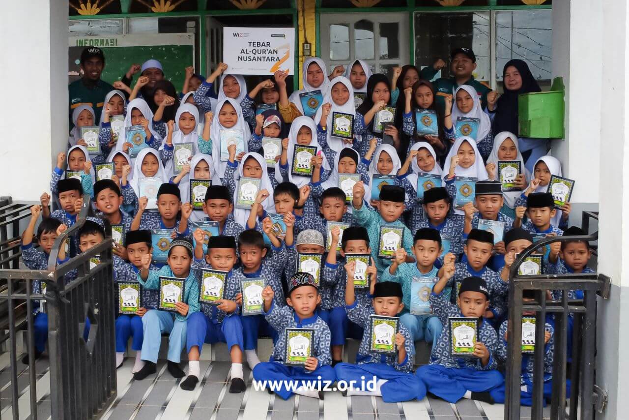 Wahdah Inspirasi Zakat Mengadakan Syiar Quran dengan Menyalurkan Bantuan Mushaf Al-Qur’an