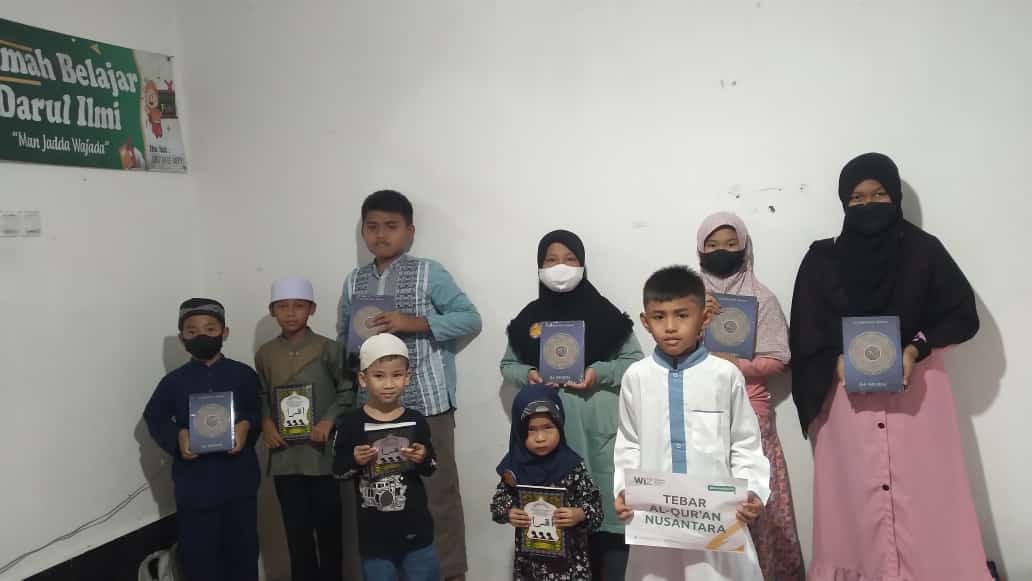 Wahdah Inspirasi Zakat Salurkan Al-Qur’an Ke Jawa Barat