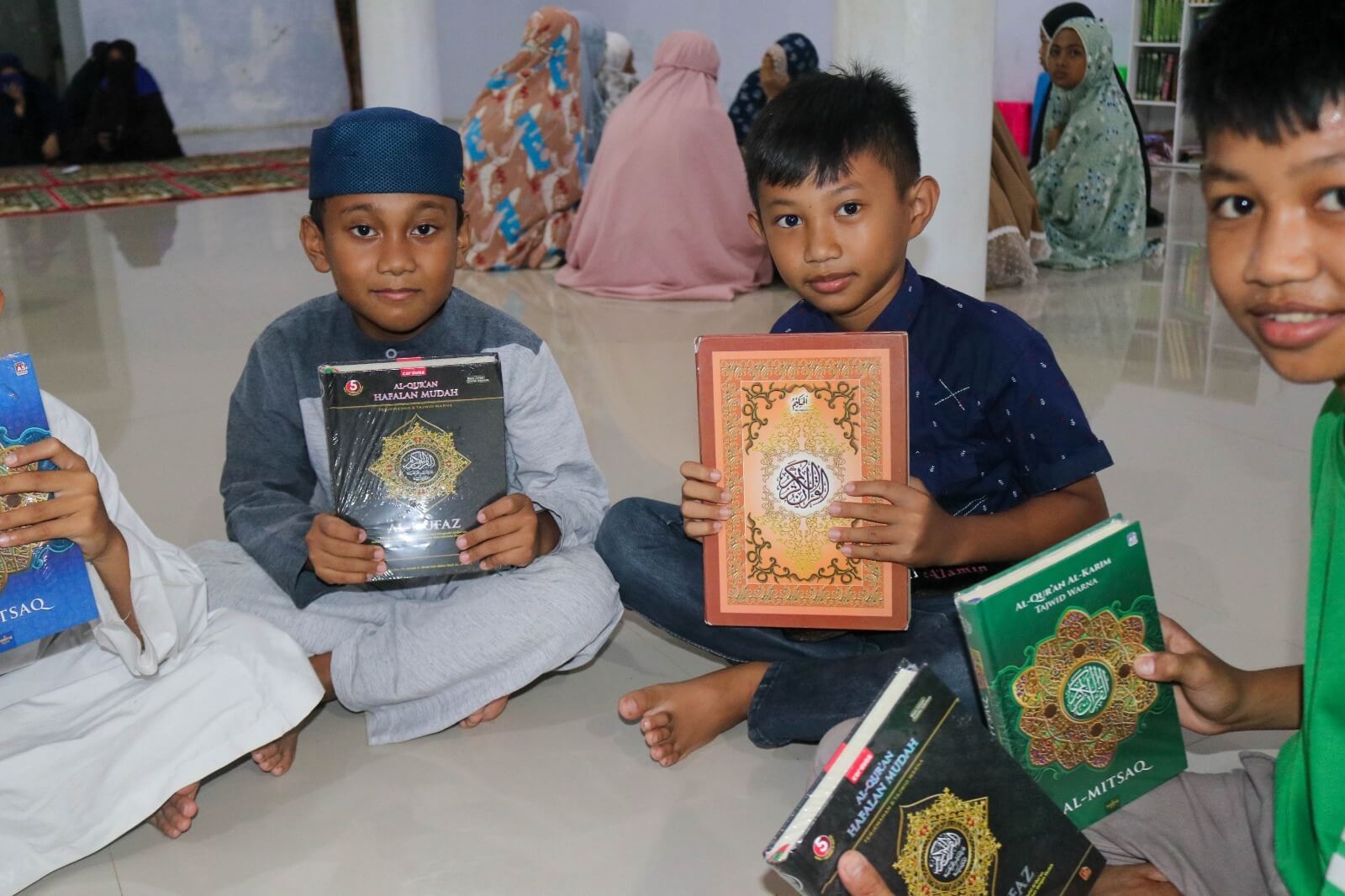 Ganti Mushaf Yang Rusak, Program Tebar Sejuta Al-Qur’an LAZNAS WIZ Sasar TPA Nurul Hasana Maros