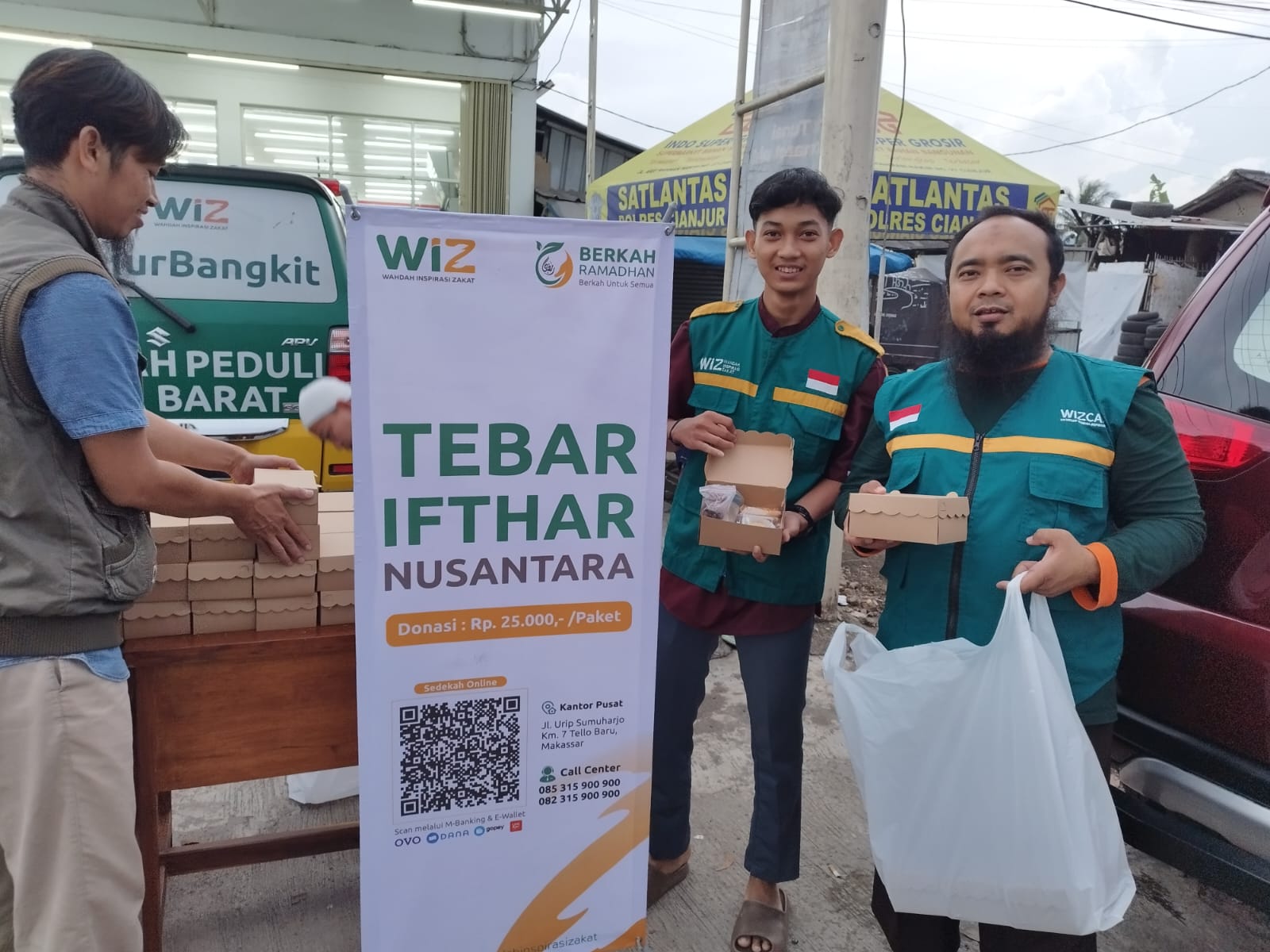 Relawan WIZ Bagikan Takjil Buka Puasa di Cianjur