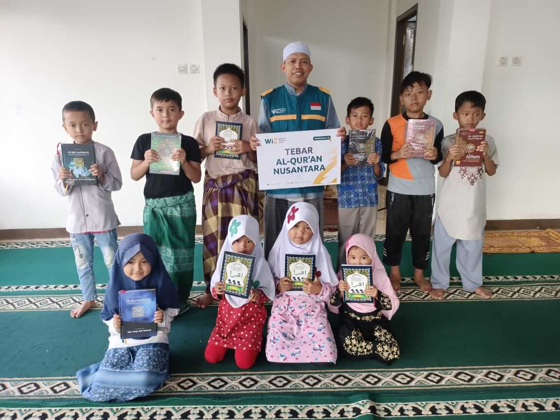 Anak-Anak Penghuni Tenda di Limbangsari Cianjur Terima Hadiah Al-Qur’an Baru Dari WIZ