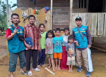 Sehari Perjalanan, Relawan WIZ Bawa Bantuan Paket Takjil Buka Puasa Ke Kampung Mualaf Uwemalingku