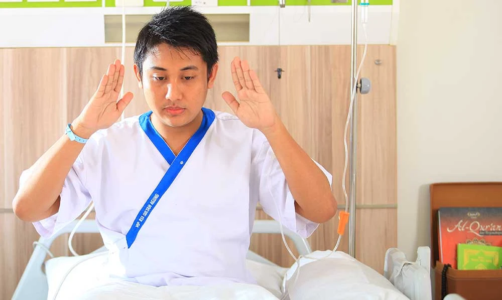 Gambar orang shalat sambil duduk.