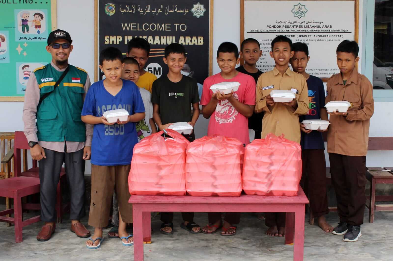 Jumat Berkah, WIZ Salurkan Makanan Siap Saji Untuk Santri Penghafal Al-Qur'an
