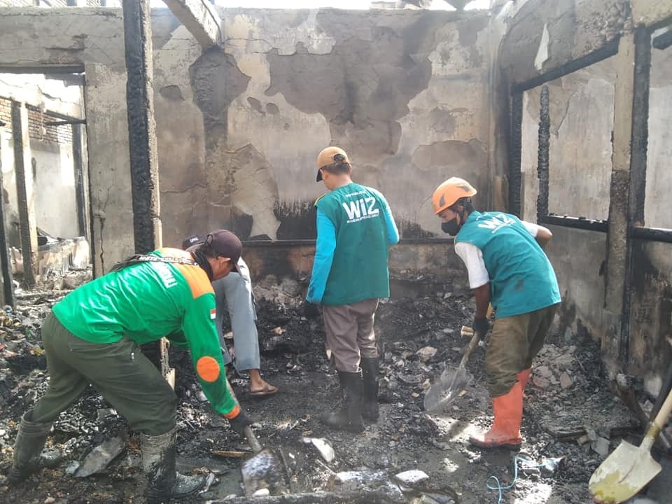 Kebakaran di Kelurahan Kayamanya, WIZ Poso Bantu Bersihkan Puing Puing Sisa Kebakaran