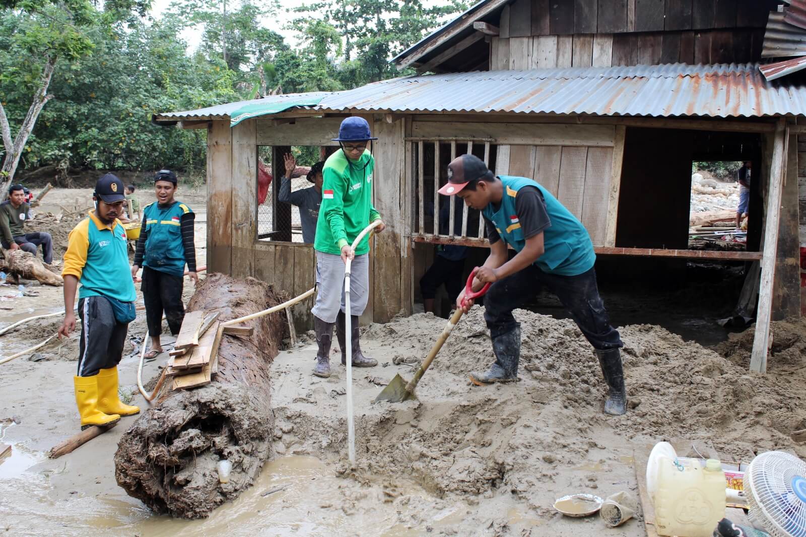 Pasca Banjir Balinggi, WIZ Gerakkan Relawan Bersihkan Rumah Warga