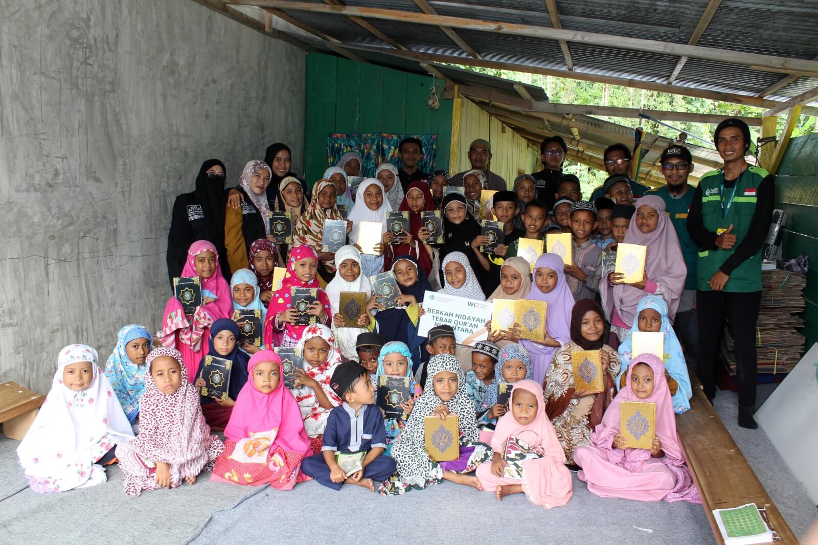 WIZ Bersama GMD Distribusikan Paket Al-Qur'an di TPQ Al-Iqro Parigimpuu