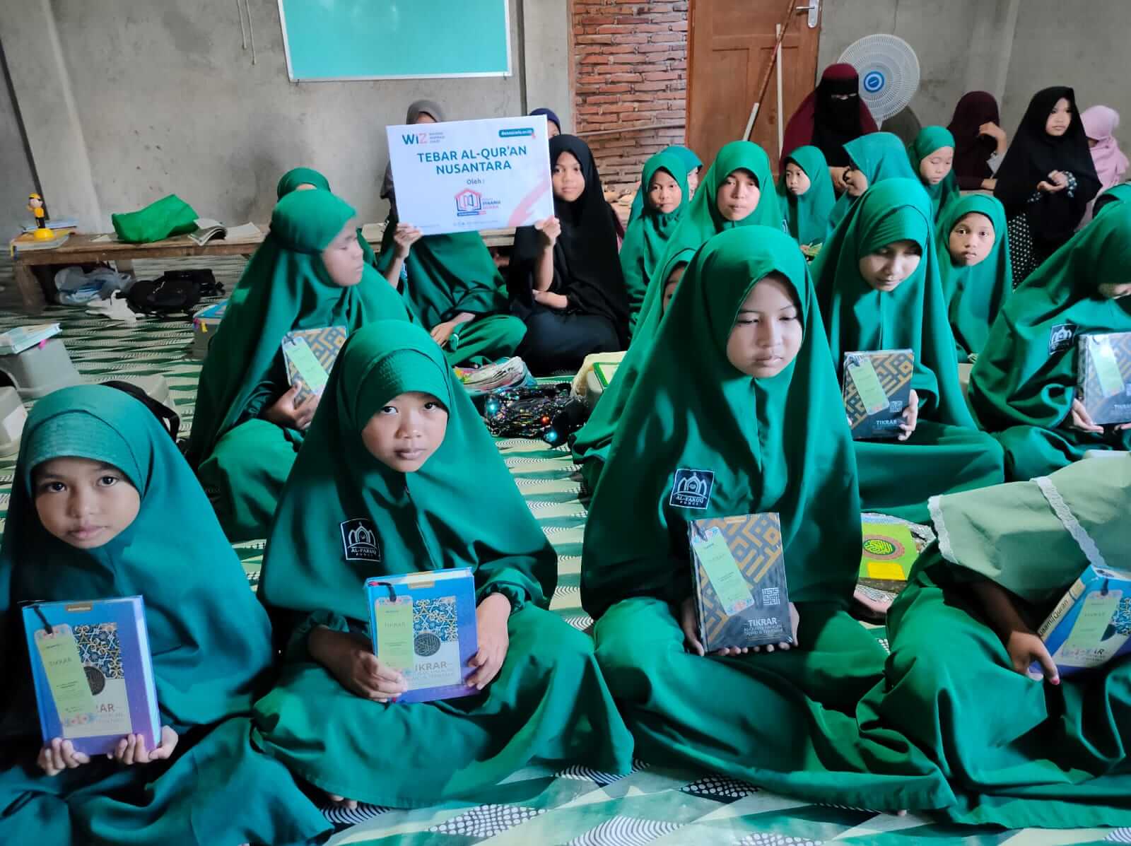 Wahdah Inspirasi Zakat Distribusikan Mushaf Al-Qur’an untuk TPQ di Bulukumba
