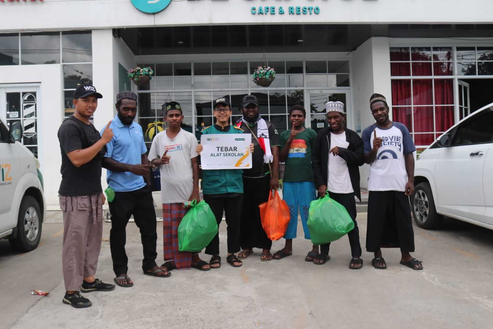 WIZ Ajak Mualaf Papua Belanja Tas Sekolah