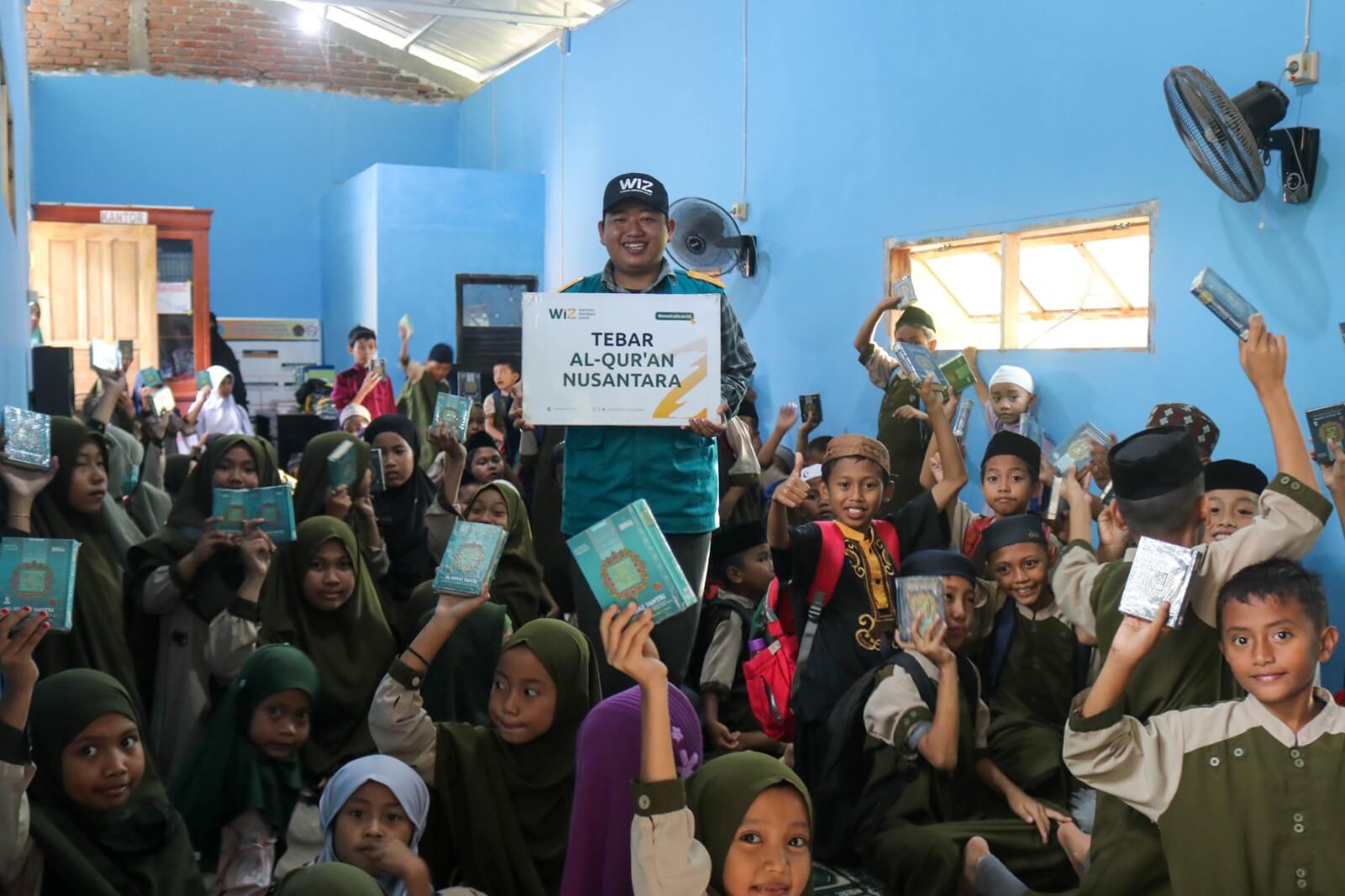 Puluhan Pcs Mushaf Al-Qur'an Dibagikan Ke Santri RQ Al Bashir Takalar
