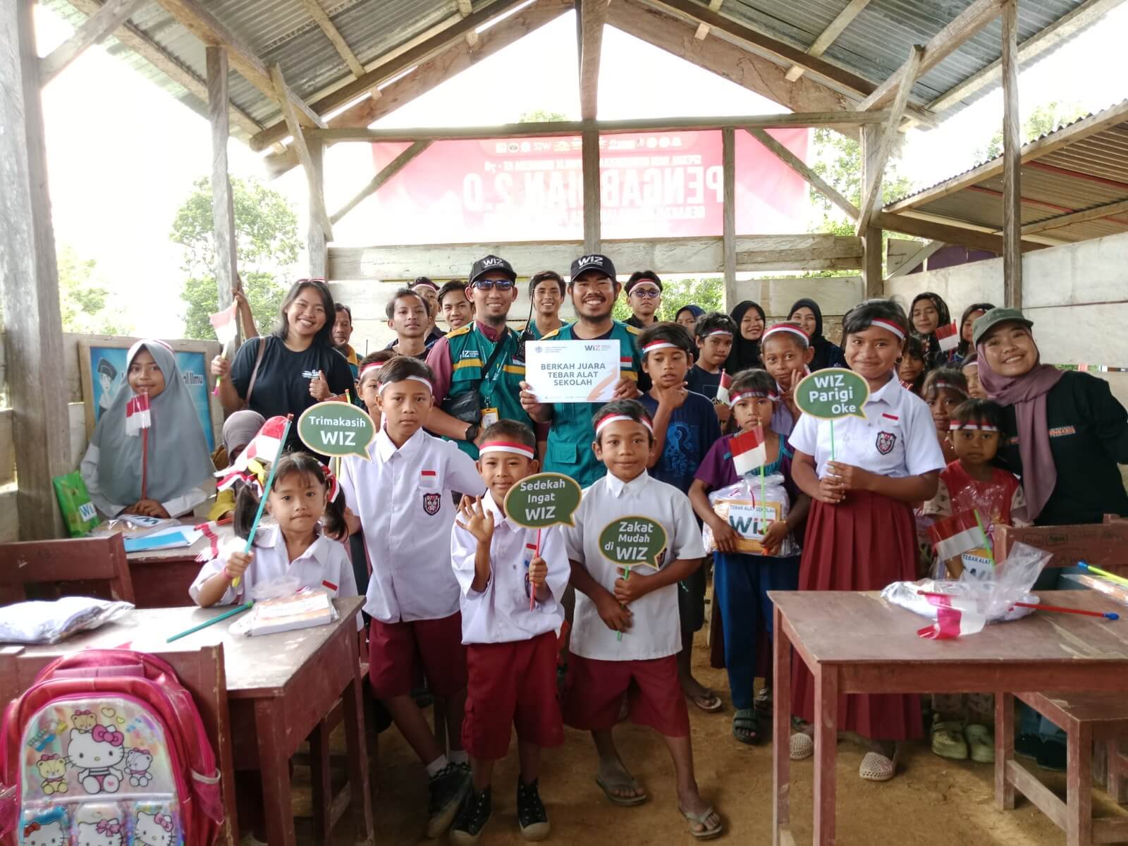 Spesial Hari Kemerdekaan RI Ke-78, WIZ Tebar Alat Sekolah di Pedalaman Sirombiu