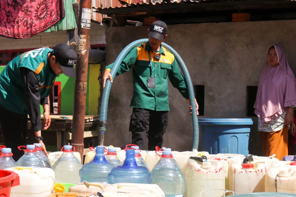 Distribusi Air Bersih WIZ untuk Warga Camba Berua Makassar