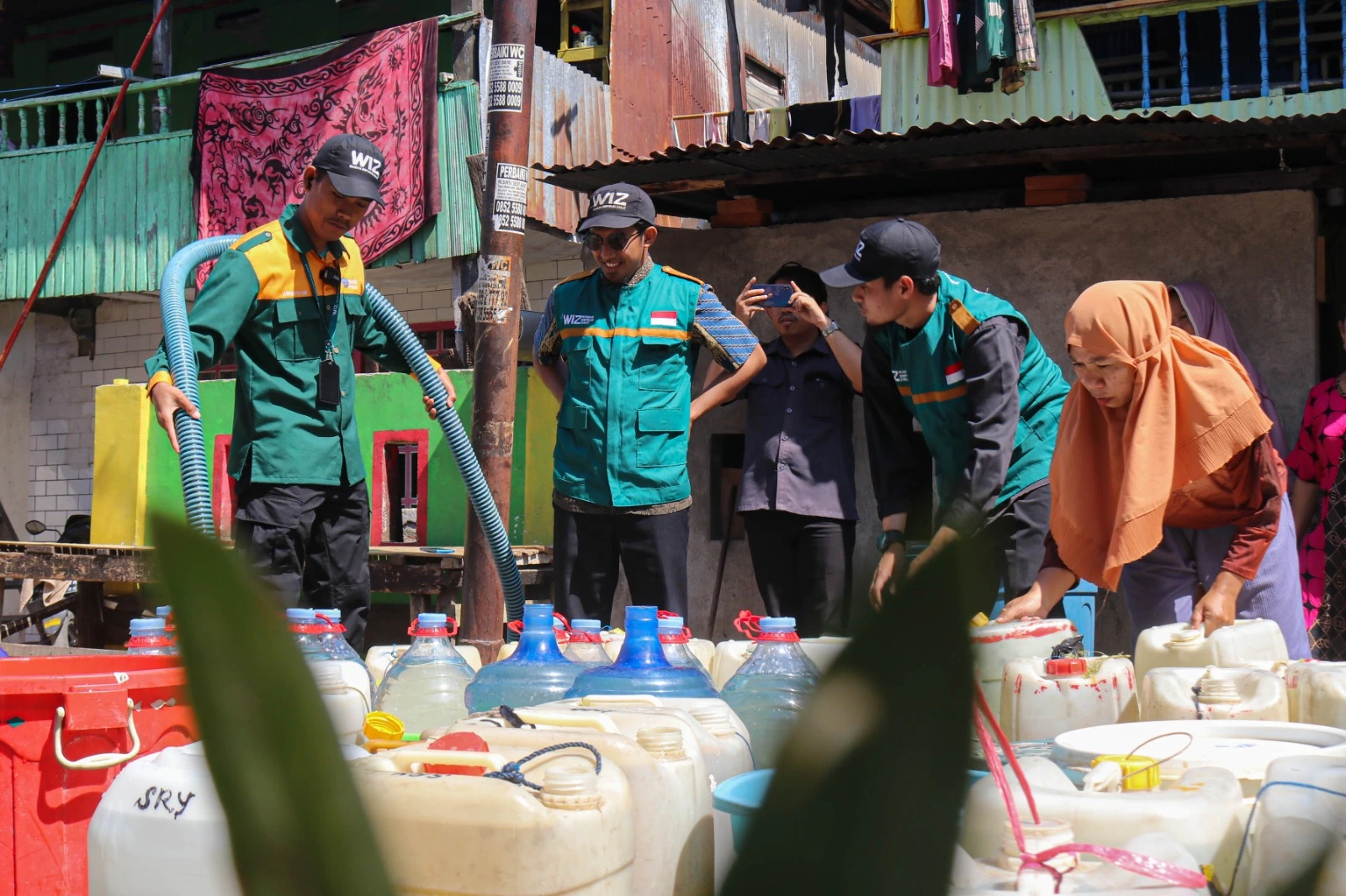 Distribusi Air Bersih WIZ, Alirkan Kesejukan Untuk Warga Camba Berua  Makassar