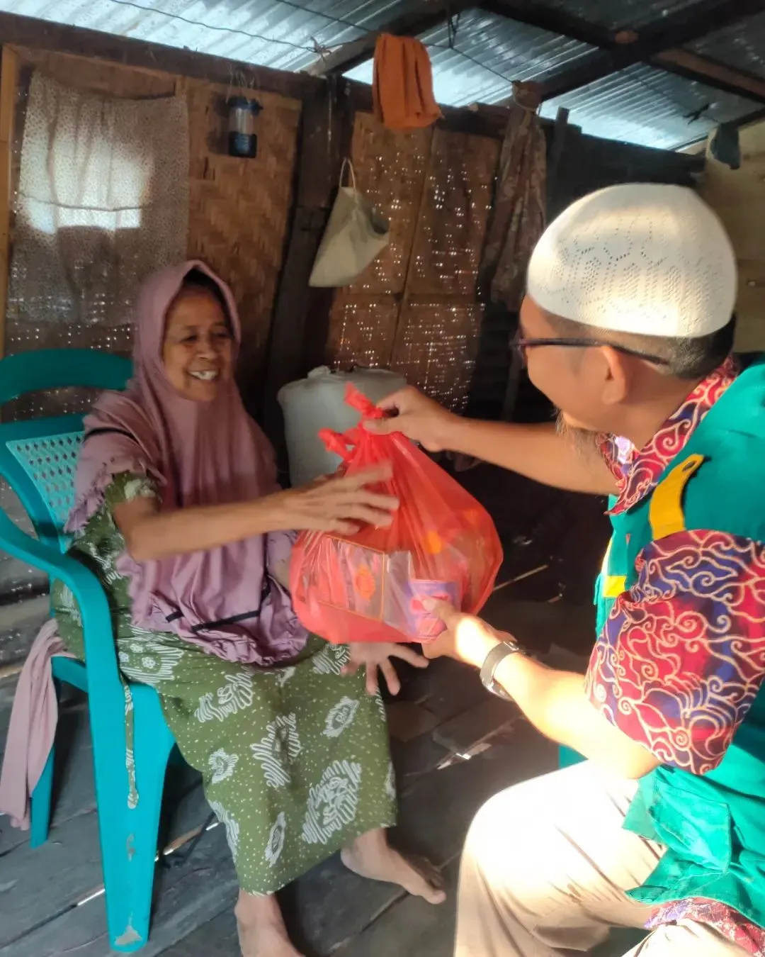 Gambar pembagian sembako di Takalar