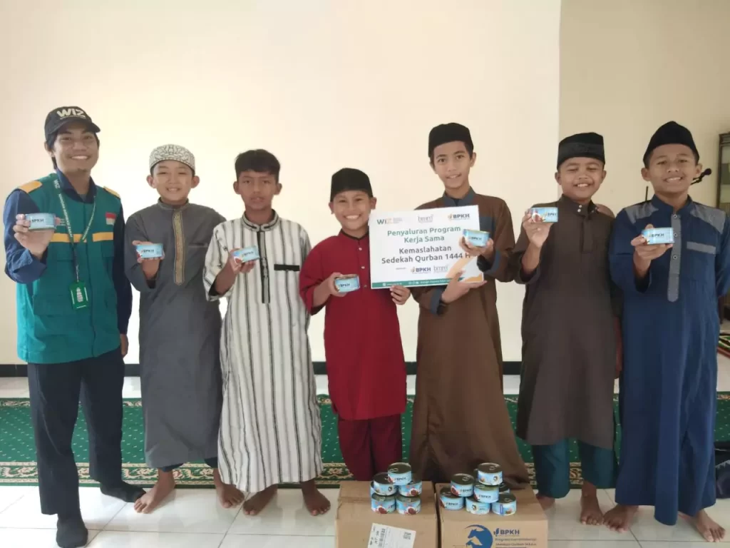 Gambar Serah Terima Rendang Kaleng ke Santri Tahfizhul Qur'an di Samarinda