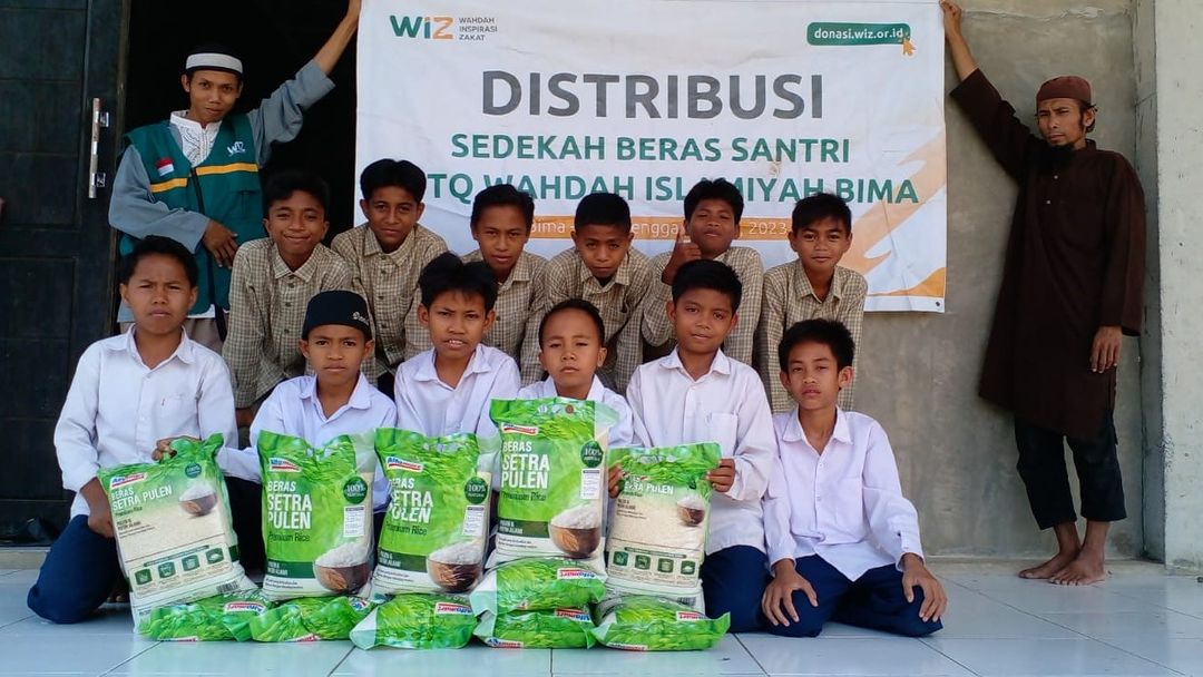 Gambar Penyaluran Beras ke Ponpes Tahfizhul Al-Qur'an WI Bima