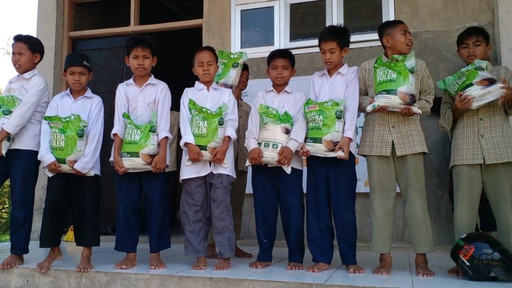 Gambar Penyaluran Beras ke Ponpes Tahfizhul Al-Qur'an WI Bima