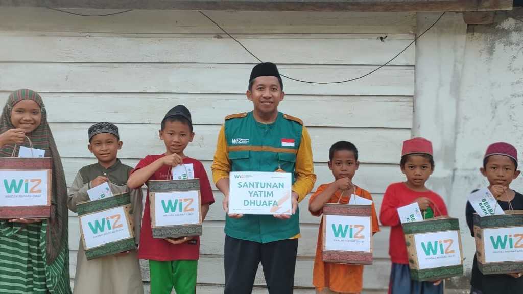 Gambar Pemberian Bingkisan Paket Sekolah kepada Yatim Dhuafa di Kabupaten Kolaka