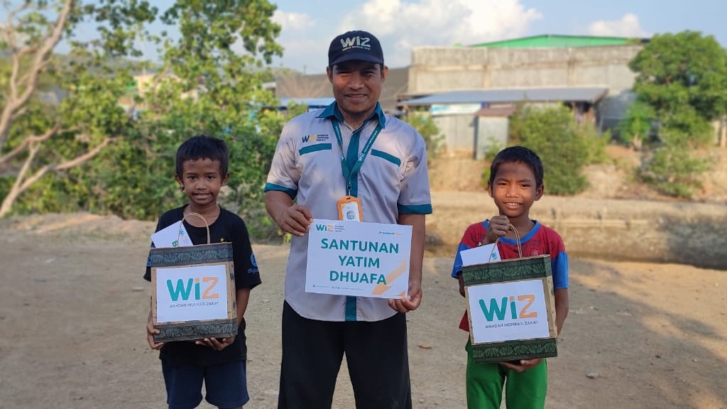 Gambar Pemberian Bingkisan Paket Sekolah kepada Yatim Dhuafa di Kabupaten Kolaka