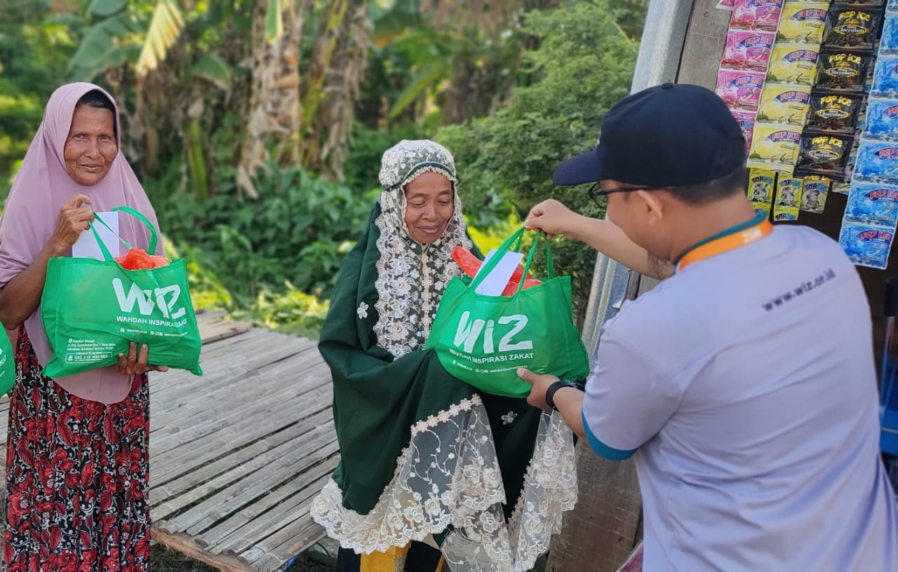 Gambar Pembagian Bantuan Paket Sembako dan Uang Kesejahteraan warga dhuafa di Kabupaten Kolaka, Sulawesi Tenggara.