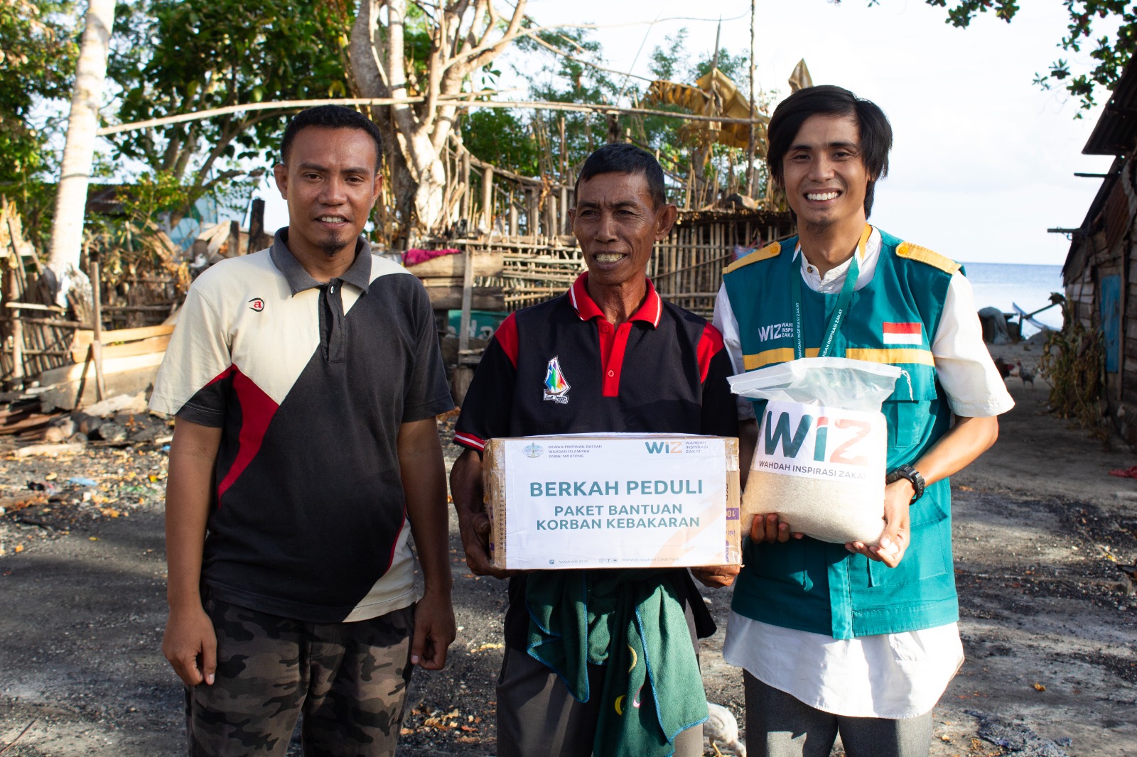 Gambar Penyerahan Bantuan kepada Pak Ikram, Korban Kebakaran di Kasimbar