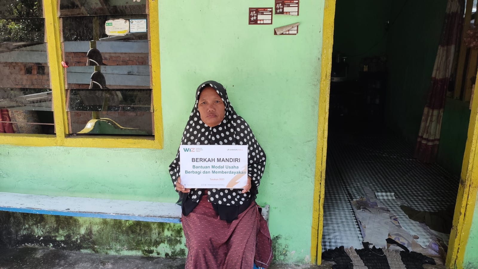 Gambar Penyerahan Bantuan Usaha Mikro untuk Keluarga Pra Sejahtera