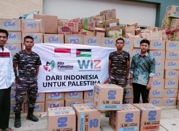 Gambar Penyerahan Bantuan Logistik untuk Rakyat Palestina melalui TNI AL di Surabaya