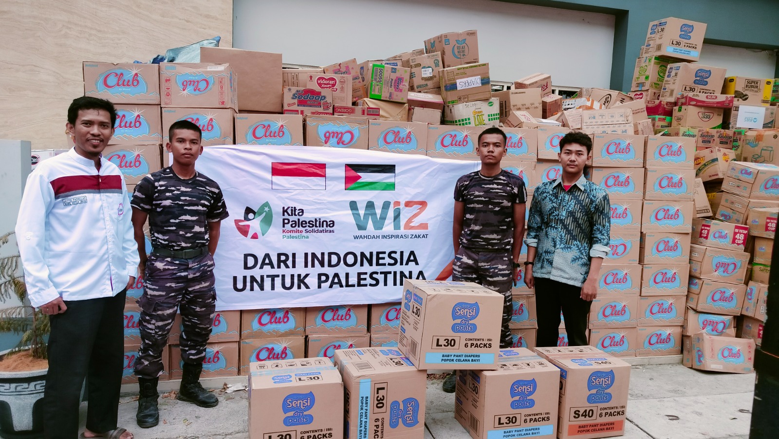 Gambar Penyerahan Bantuan Logistik untuk Rakyat Palestina melalui TNI AL di Surabaya