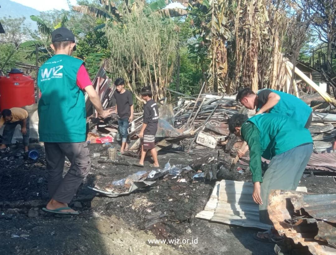 Gambar Aksi Bersih-Bersih Pasca Kebakaran Tondo, Palu